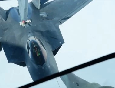 F-22 ανεφοδιάζεται από KC-10 πάνω από την Αλάσκα (βίντεο)